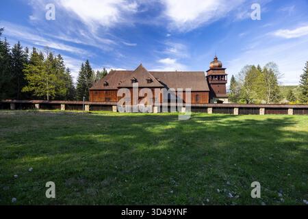 Storica chiesa articolare in legno in una giornata di sole a Svaty Kriz Foto Stock