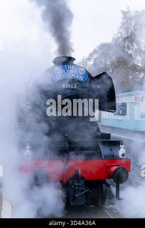 Locomotiva a vapore Flying Scotsman 60103 con fumo drammatico alla stazione di Grosmont, North Yorkshire Moors Railway Foto Stock