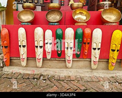 Vivaci maschere in legno disposte a parete che mostrano l'artigianato e l'arte tradizionali Foto Stock