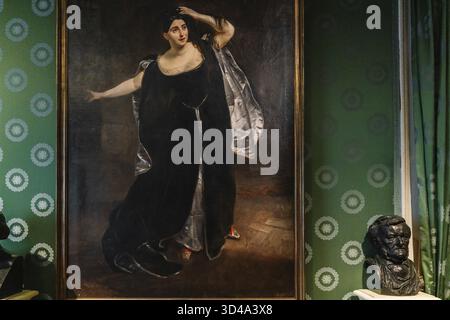 Milano, Italia - 24.04.2024: Interno del Museo del Teatro alla Scala o del Museo Teatrale alla Scala. Elegante ritratto di donna in abbigliamento classico presso Art galler Foto Stock