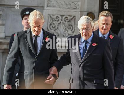 Londra, Regno Unito. 9 novembre 2025, Londra Regno Unito.. Ogni anno, i membri della famiglia reale britannica si uniscono a politici, veterani e membri del pubblico al Cenotafio di Whitehall per ricordare coloro che sono morti in combattimento. Nella foto: L'ex primo ministro Tony Blair presta un braccio di sostegno a un altro ex primo ministro, John Major, mentre si dirigono verso Whitehall Credit: MartinJPalmer/Alamy Live News Foto Stock