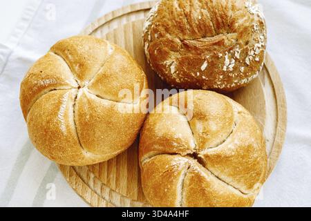 Tradizionale rotolo bianco Kaiser Bun, su tavola rotonda in legno, vista dall'alto Foto Stock