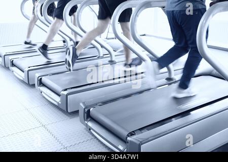 Palestra: Persone che corrono con macchine, tapis roulant Foto Stock