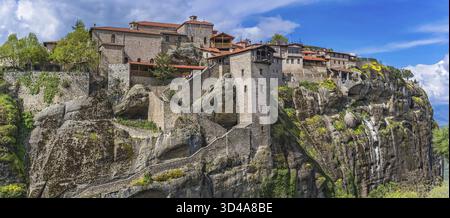Panorama di incredibilmente situato sulla sommità di una roccia Santo Monastero di grande Meteoron in Meteora, Grecia Foto Stock