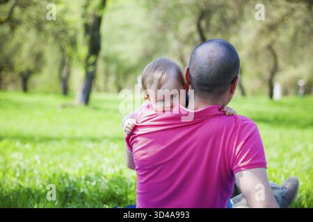 Ritratto di una bambina carina che abbraccia suo padre nel parco Foto Stock