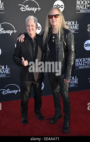 Mike McCready von Pearl Jam mit Ehefrau Ashley o Connor und Tochter bei ...