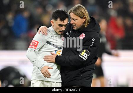 9 novembre 2025, Assia, Francoforte sul meno: Calcio: Bundesliga, Eintracht Francoforte - 1. FSV Mainz 05, Matchday 10, Deutsche Bank Park. Coach Bo Henriksen (r, 1. FSV Mainz 05) parla con Paul Nebel (1. FSV Mainz 05) prima del match. Foto: Arne Dedert/dpa - NOTA IMPORTANTE: In conformità con le normative della DFL German Football League e della DFB German Football Association, è vietato utilizzare o far utilizzare fotografie scattate nello stadio e/o della partita sotto forma di immagini sequenziali e/o serie di foto video. Foto Stock