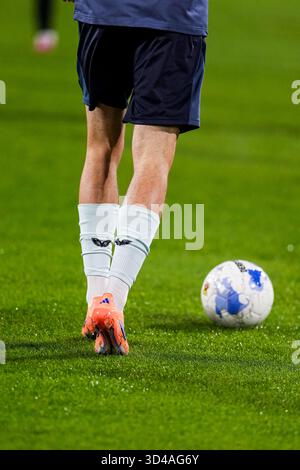 Deventer, Paesi Bassi. 9 novembre 2025. Deventer - scarpe durante la dodicesima gara della stagione Eredivisie 2025/2026. La partita è ambientata tra Go Ahead Eagles e Feyenoord Rotterdam a De Adelaarshorst il 9 novembre 2025 a Deventer, nei Paesi Bassi. Credito: Foto Box to Box/Alamy Live News Foto Stock