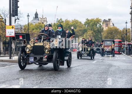 Auto storiche che partecipano alla corsa di auto veterane da Londra a Brighton del 2025 e che attraversano Westminster, Londra, Regno Unito. 1904 Peugeot Foto Stock