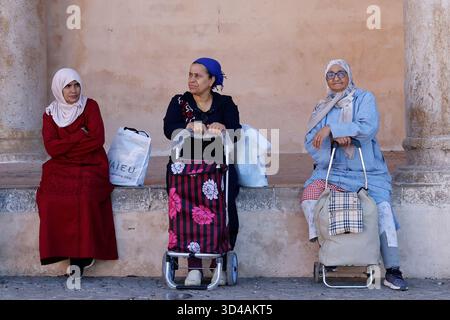 Donne sedute all'ombra a Meknes, in Marocco Foto Stock