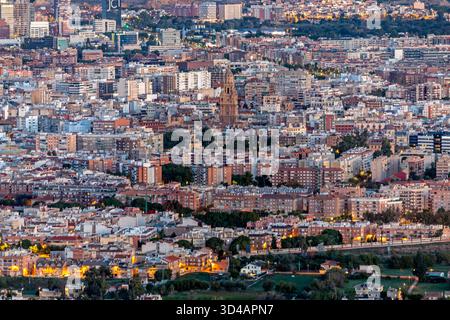 Vista panoramica della città di Murcia, Spagna, con la torre della cattedrale al centro Foto Stock