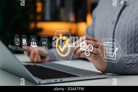 Garanzia di qualità e conformità alla certificazione. Professionista che utilizza un laptop con icone relative al controllo della qualità, alla conformità alla certificazione, Foto Stock