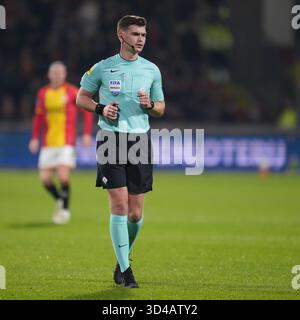 Deventer, Paesi Bassi. 9 novembre 2025. DEVENTER, 09-11-2025, De Adelaarshorst, stagione 2025/2026, Dutch Eredivisie Football, partita tra Go Ahead Eagles e Feyenoord, arbitro di Picture Shows Joey Kooij credito: Pro Shots/Alamy Live News Foto Stock