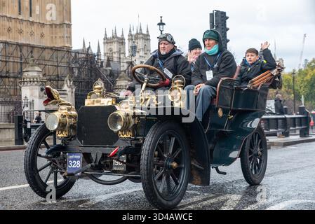 1904 Peugeot auto storica che partecipa alla corsa di auto veterano da Londra a Brighton del 2025, guidando attraverso Westminster, Londra, Regno Unito Foto Stock