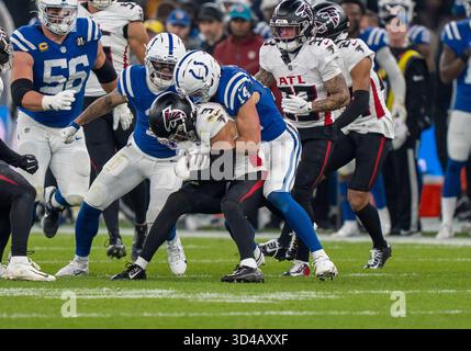Berlino, Ger. 9 novembre 2025. Il wide receiver degli Indianapolis Colts Alec Pierce (14) detiene la safety gratuita degli Atlanta Falcons Jessie Bates (3) stretta durante la partita internazionale della NFL tra Indianapolis Colts e Atlanta Falcons tenutasi allo Stadio Olimpico di Berlino, in Germania, il 9 novembre 2025. (Foto di Marco Bader/HMB Media/Sipa USA) credito: SIPA USA/Alamy Live News Foto Stock