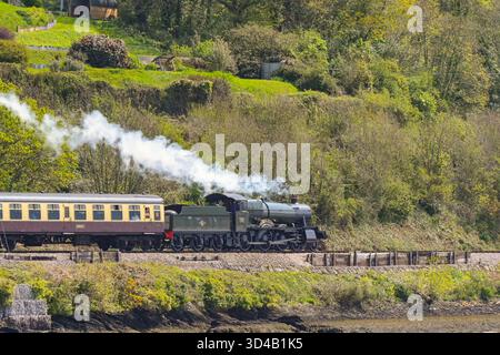 Dartmouth, Devon, Inghilterra, Regno Unito - 24 aprile 2025: Vista panoramica di un treno a vapore sulla Dartmouth Steam Railway in avvicinamento alla città di Kingwear. Foto Stock