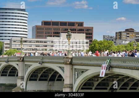 Londra, Inghilterra, Regno Unito - 4 luglio 2025: Folle di turisti che attraversano il Westminster Bridge nel centro di Londra Foto Stock
