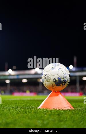 Deventer, Paesi Bassi. 9 novembre 2025. Deventer - Ball durante la dodicesima gara della stagione 2025/2026 di Eredivisie. La partita è ambientata tra Go Ahead Eagles e Feyenoord Rotterdam a De Adelaarshorst il 9 novembre 2025 a Deventer, nei Paesi Bassi. Credito: Foto Box to Box/Alamy Live News Foto Stock
