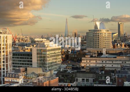 Skyline di Londra al tramonto, con The Shard e altri grattacieli. Le gru da costruzione indicano lo sviluppo in corso nella città. Foto Stock
