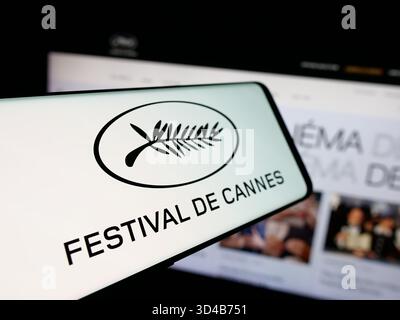 Stoccarda, Germania - 10-31-2025: Smartphone con logo dell'evento internazionale Cannes Film Festival sullo schermo davanti al sito web. Foto Stock