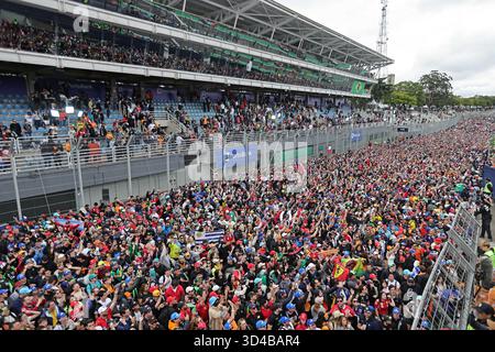 San Paolo, Brasile. 9 novembre 2025. La folla invade la pista.dopo il Gran Premio di F1 del Brasile all'autodromo Jose Carlos Pace il 9 novembre 2025 a San Paolo, Brasile. Foto: Heuler Andrey/DiaEsportivo/Alamy Live News crediti: DiaEsportivo/Alamy Live News Foto Stock