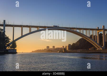 Arrabida ponte sul fiume Douro tra le città di Porto e di Vila Nova de Gaia in Norte regione del Portogallo Foto Stock