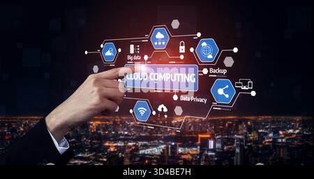 Una mano che punta a un'interfaccia di cloud computing digitale, che mostra elementi come la sicurezza dei dati e il backup contro uno splendido skyline della città di notte Foto Stock