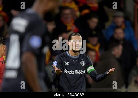 Deventer, Paesi Bassi. 9 novembre 2025. DEVENTER, PAESI BASSI - 9 NOVEMBRE: Anis Hadj Moussa di Feyenoord durante l'incontro olandese Eredivisie tra Go Ahead Eagles e Feyenoord a De Adelaarshorst il 9 novembre 2025 a Deventer, Paesi Bassi. (Foto di Dennis Bresser/Orange Pictures) credito: Orange Pics BV/Alamy Live News Foto Stock