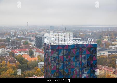 Un edificio per uffici e la città di Tallinn, Estonia Foto Stock