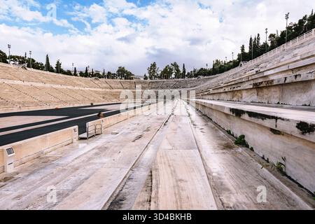 Antiche poltrone in marmo dello Stadio Panatenaico di Atene, luogo di nascita dei Giochi Olimpici e della cultura, della storia dello sport e del patrimonio culturale Foto Stock