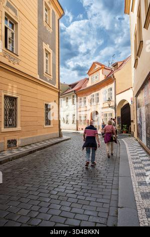 Praga, Repubblica Ceca, 8 agosto 2023. Girato in una strada del centro storico. Una splendida giornata estiva, che mette in risalto le colorate facciate dello sple Foto Stock
