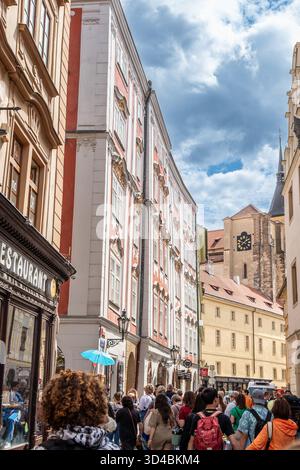 Praga, Repubblica Ceca, agosto 8,2023. Girato in una strada affollata del centro storico. Una splendida giornata estiva che mette in risalto le colorate facciate del Foto Stock