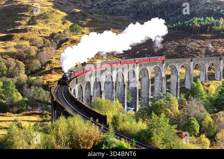 053 locomotiva di classe Black Five numero 45407 del 1937 trasporta il treno turistico a vapore giacobita (Hogwarts Express) sul viadotto Glenfinnan. Scozia Foto Stock