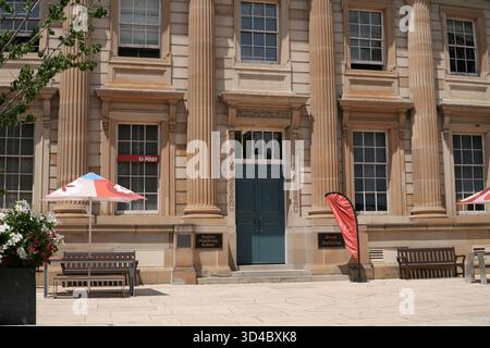 Farmacia e Bank Building presso l'Università di Sydney. La storica facciata in pietra arenaria presenta colonne classiche, finestre multiple e un blu centrale Foto Stock