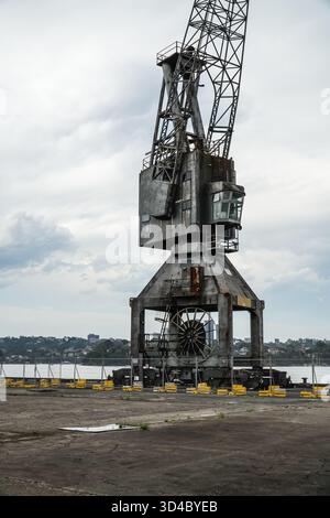 Bolt Shop Wharf Crane a Cockatoo Island, ex cantiere navale e colonia penale, sotto un cielo nuvoloso. Questa storica struttura industriale è ora un patrimonio Foto Stock