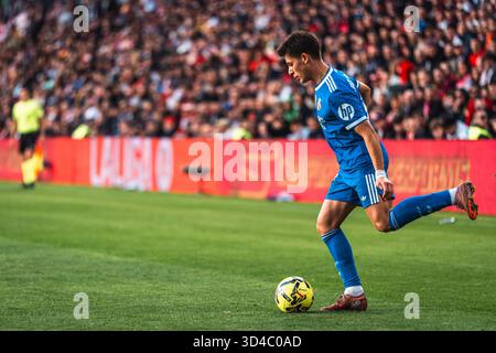 Madrid, Espagne. 9 novembre 2025. Arda Guler del Real Madrid durante il campionato spagnolo di LaLiga tra Rayo Vallecano e Real Madrid CF il 9 novembre 2025 all'Estadio de Vallecas di Madrid, Spagna - foto Alexandre Martins/DPPI credito: DPPI Media/Alamy Live News Foto Stock