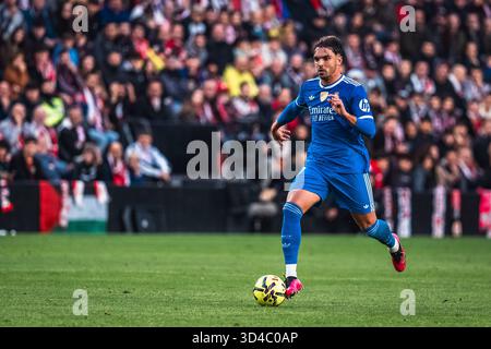 Madrid, Espagne. 9 novembre 2025. Raul Asencio del Real Madrid durante il campionato spagnolo di LaLiga tra Rayo Vallecano e Real Madrid CF il 9 novembre 2025 all'Estadio de Vallecas di Madrid, Spagna - foto Alexandre Martins/DPPI Credit: DPPI Media/Alamy Live News Foto Stock