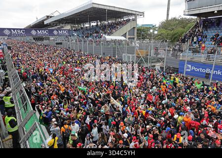 San Paolo, Brasile. 9 novembre 2025; San Paolo, Brasile: La folla invade la pista.dopo il Gran Premio di F1 del Brasile all'autodromo Jose Carlos Pace credito: Action Plus Sports Images/Alamy Live News Foto Stock