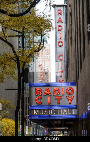 Radio City Music Hall è un luogo di riferimento nel Rockefeller Center, 2025, New York City, Stati Uniti Foto Stock