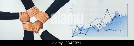 Questa immagine mostra un potente concetto di lavoro di squadra con le mani unite insieme a un grafico dinamico, che simboleggia la crescita e la collaborazione Foto Stock