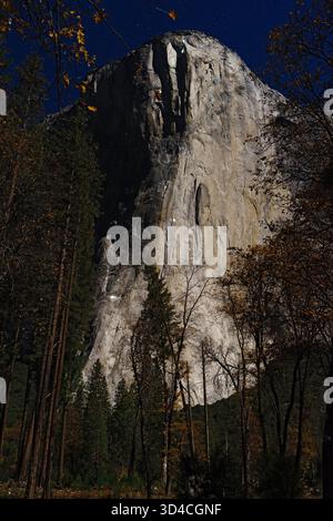 El Capitan di notte, valle di Yosemite, al chiaro di luna. Foto Stock