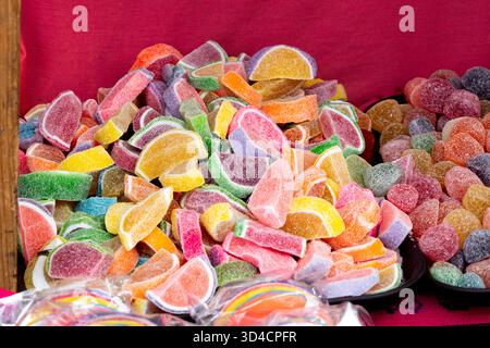 Una pila di orsi gommosi colorati al gusto di frutta. Gli orsi gommosi sono in vari colori e forme. Giorno messicano della tradizione dei morti, offerte, cibo, c Foto Stock
