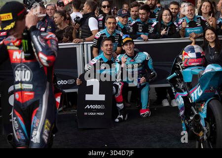 QUILES Maximo (spa), CFMOTO Aspar Team, Ritratto celebra la sua vittoria durante il Gran Premio del Portogallo Moto3 Qatar Airways 2025 sull'Autódromo Internacional do Algarve dal 07 al 09 novembre, a Portimao, Portogallo - Photo Studio Milagro / DPPI Foto Stock
