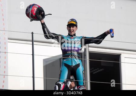 QUILES Maximo (spa), CFMOTO Aspar Team, Ritratto celebra la sua vittoria durante il Gran Premio del Portogallo Moto3 Qatar Airways 2025 sull'Autódromo Internacional do Algarve dal 07 al 09 novembre, a Portimao, Portogallo - Photo Studio Milagro / DPPI Foto Stock