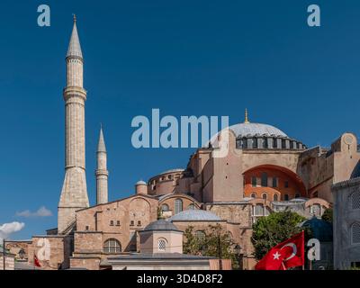 Bandiere turche volano vicino alla Santa Sofia di Istanbul, Turchia Foto Stock