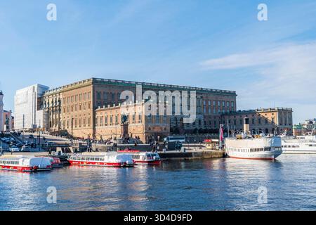 SVEZIA, STOCCOLMA - 8 MARZO 2025: Il palazzo reale di Stoccolma è la residenza ufficiale e il principale palazzo reale del monarca svedese. Stoccolma, Palac Foto Stock