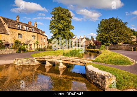 Lower Slaughter - il villaggio di Cotswold di Lower Slaughter in una bella e luminosa giornata estiva. Foto Stock