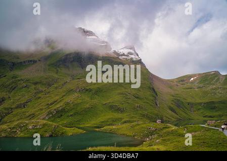 Cresta di montagna intorno al lago con nuvole che si insinuano a Bachalpsee, cui si accede facendo un'escursione da First, Oberland Bernese, Grindelwald, Switzlerland Foto Stock