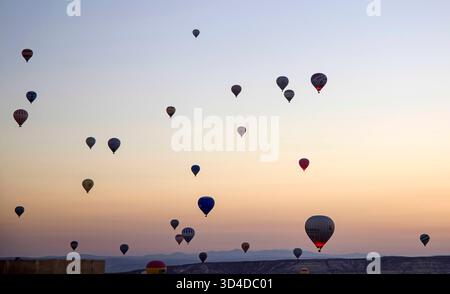 volo all'alba di mongolfiere massaggiate sopra la cappadocia turchia Foto Stock