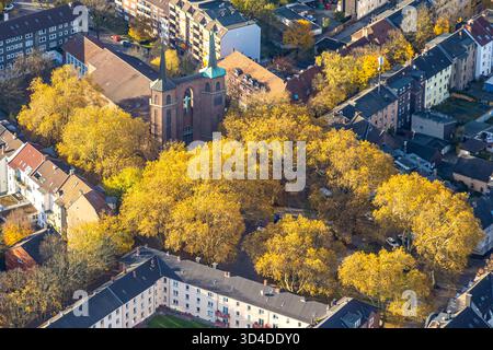 Luftbild, kath. Kirche St.Antonius und Schillerplatz mit herbstlichen Bäumen, Feldmark, Gelsenkirchen, Ruhrgebiet, Nordrhein-Westfalen, Deutschland ACHTUNGxMINDESTHONORARx60xEURO *** Vista aerea, chiesa cattolica di Sant'Antonio e Schillerplatz con alberi autunnali, Feldmark, Gelsenkirchen, zona della Ruhr, Renania settentrionale-Vestfalia, Germania ACHTUNGxMINDESTHONORARx60xEURO Foto Stock